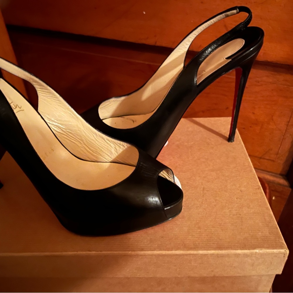 Women’s Christian Louboutin/red bottom sling back black heels